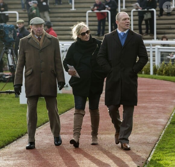 Le proprietaire de chevaux de course Trevor Hemmings, Zara Phillips et Mike Tindall assistent à la course hippique de Cheltenham, le 13 décembre 2013.