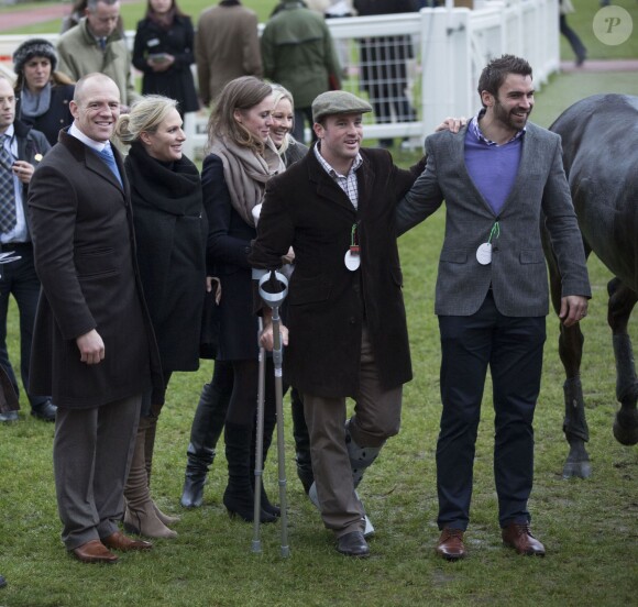Zara Phillips, Mike Tindall et les autres proprietaires du cheval Monbeg Dude après sa victoire dans la course hippique de Cheltenham, le 13 décembre 2013.