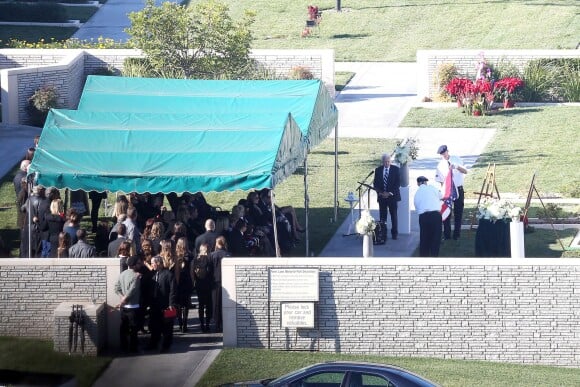 La famille et les proches de Paul Walker réunis pour les funérailles de l'acteur au Forest Lawn Memorial Park à Hollywood, Los Angeles, le 14 décembre 2013.