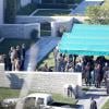 La famille et les proches de Paul Walker réunis pour les funérailles et l'inhumation de l'acteur au Forest Lawn Memorial Park à Hollywood, Los Angeles, le 14 décembre 2013.