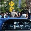 Des anonymes et fans rendent hommage à Paul Walker près des lieux du drame à Valencia, Los Angeles, le 8 décembre 2013.
