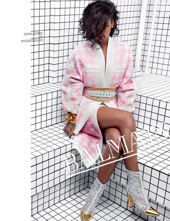 La chanteuse Rihanna prend la pose pour la campagne Balmain printemps/été 2014