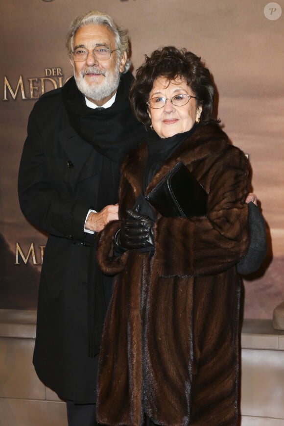 Placido Domingo et sa femme Marta Ornelas lors de l'avant-première du film Der Medicus à Berlin en Allemagne le 16 décembre 2013