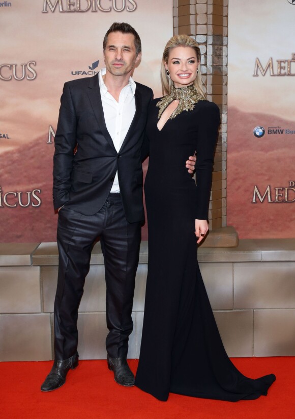 Olivier Martinez et Emma Rigby lors de l'avant-première du film Der Medicus à Berlin en Allemagne le 16 décembre 2013