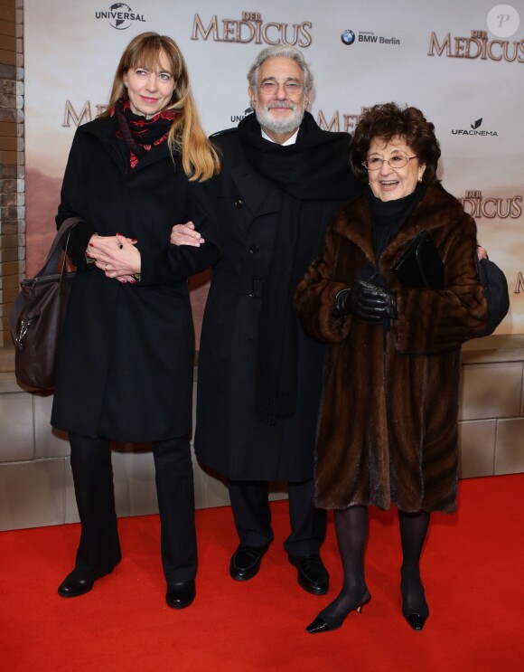 Marina Prudenskaja, Placido Domingo et sa femme Marta Ornelas lors de l'avant-première du film Der Medicus à Berlin en Allemagne le 16 décembre 2013