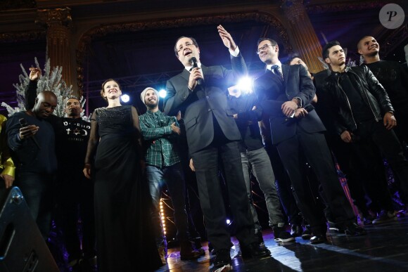Francois Hollande, Valérie Trierweiler, Brahim Zaibat et Matt Pokora lors du Noël de l'Elysée, le 18 décembre 2013.