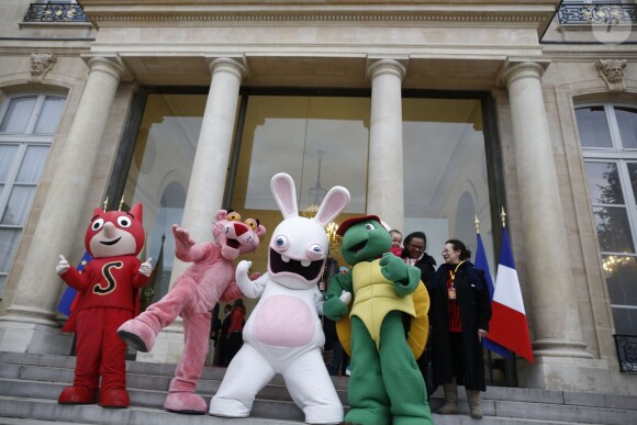 Le Noël de l'Elysée a vu de curieux personnages faire le show sur le perron du palais présidentiel, le 18 décembre 2013.