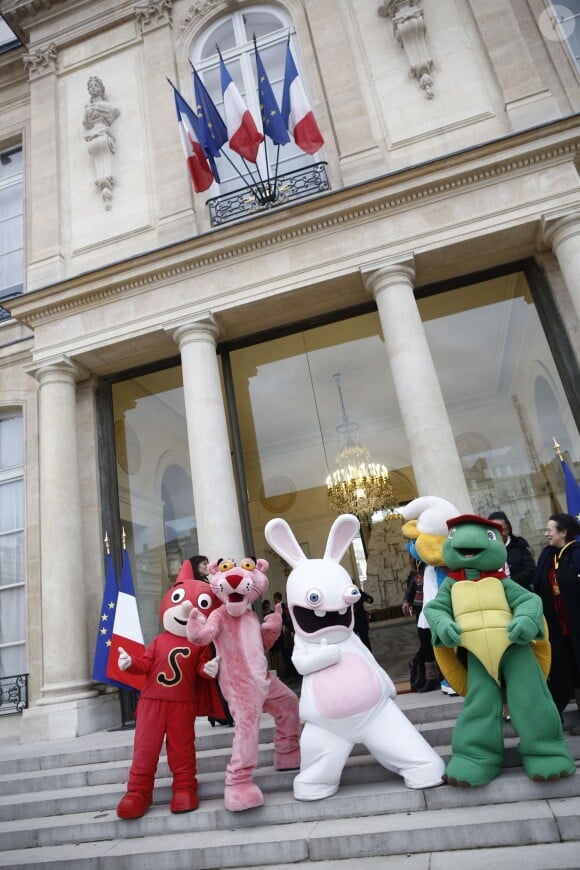 Le Noël de l'Elysée a vu de curieux personnages faire le show sur le perron du palais présidentiel, le 18 décembre 2013.