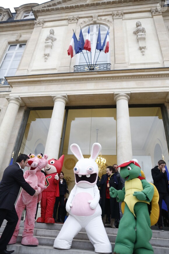 Le Noël de l'Elysée a vu de curieux personnages faire le show sur le perron du palais présidentiel, le 18 décembre 2013.