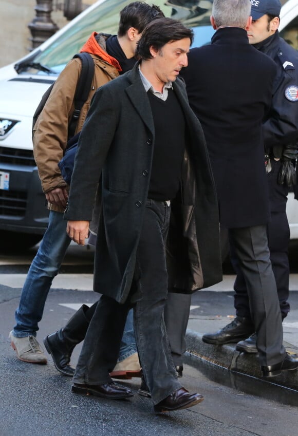 Yvan Attal arrive aux obsèques de Kate Barry en l'église Saint-Roch à Paris. Le 19 decembre 2013
