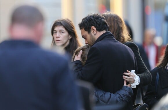 Charlotte Gainsbourg et Roman de Kermadec (Fils de Kate Barry) aux obsèques de Kate Barry en l'église Saint-Roch à Paris. Le 19 decembre 2013