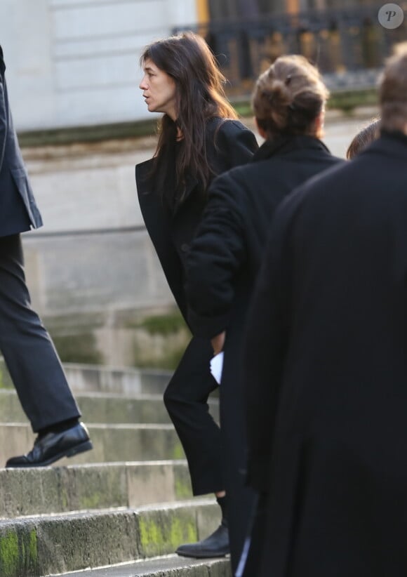 Charlotte Gainsbourg aux obsèques de Kate Barry en l'église Saint-Roch à Paris. Le 19 decembre 2013