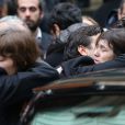 Charlotte Gainsbourg réconfortée  à la sortie de l'église Saint-Roch, après les obsèques de Kate Barry le  19 decembre 2013