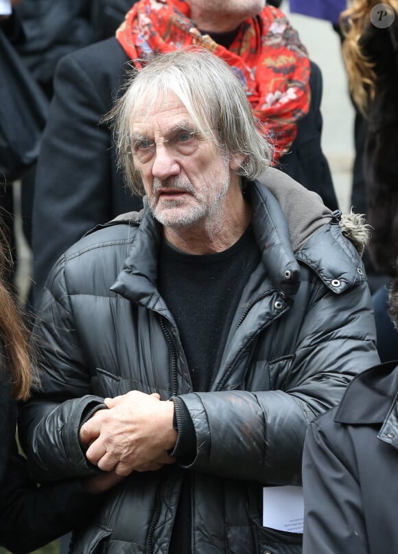 Andrew Birkin à la sortie de l'église Saint-Roch, après les obsèques de Kate Barry le  19 decembre 2013