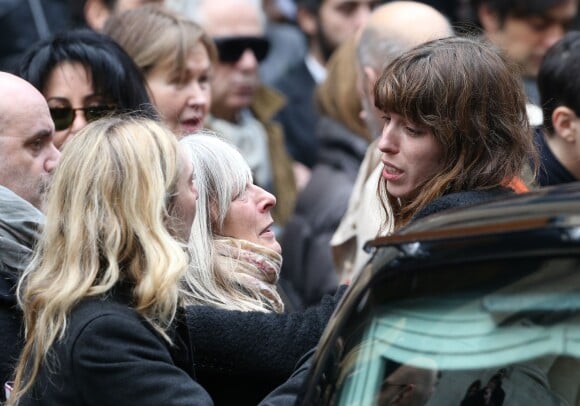 Lou Doillon à la sortie de l'église Saint-Roch, après les obsèques de Kate Barry le  19 decembre 2013