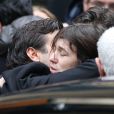 Charlotte Gainsbourg réconfortée à la sortie de l'église Saint-Roch, après les obsèques de Kate Barry le 19 decembre 2013