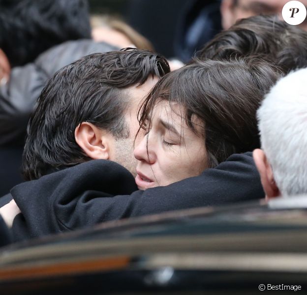 Charlotte Gainsbourg réconfortée à la sortie de l'église Saint-Roch, après les obsèques de Kate Barry le 19 decembre 2013