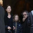 Jane Birkin, Marlowe (fils de Lou Doillon) et Oury, dernier compagnon de la défunte, aux obsèques de Kate Barry en l'église Saint-Roch à Paris. Le 19 decembre 2013