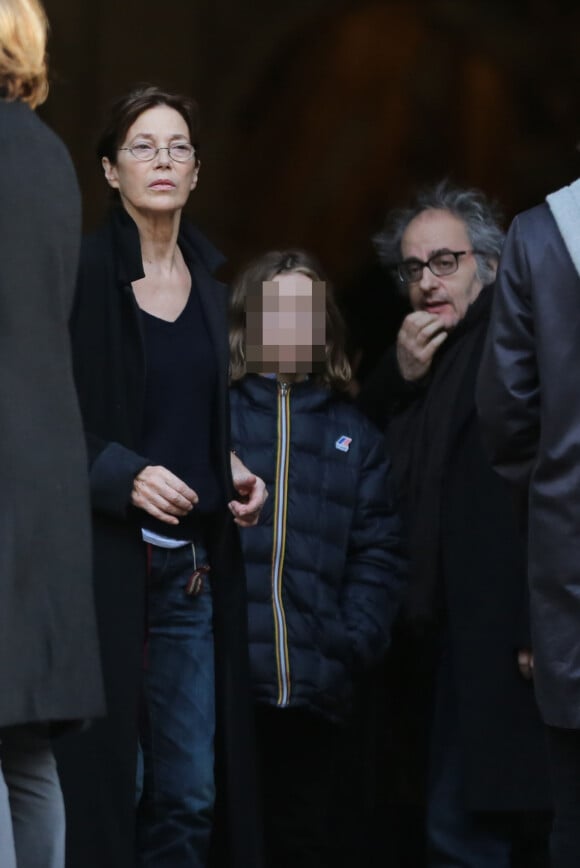 Jane Birkin, Marlowe (fils de Lou Doillon) et Oury, dernier compagnon de la défunte, aux obsèques de Kate Barry en l'église Saint-Roch à Paris. Le 19 decembre 2013