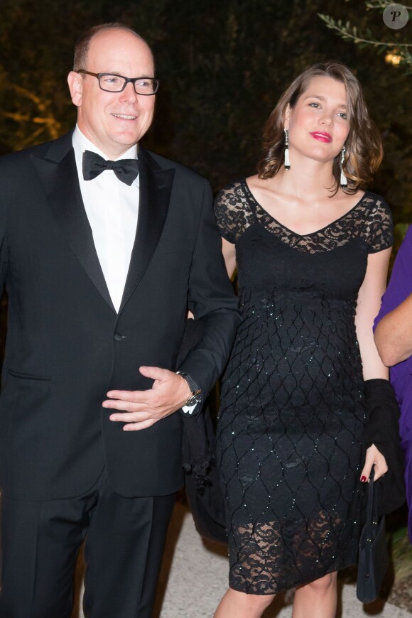 Le prince Albert de Monaco avec sa nièce Charlotte Casiraghi, enceinte, le 17 septembre 2013 lors d'un dîner de bienfaisance à la Villa Paloma.