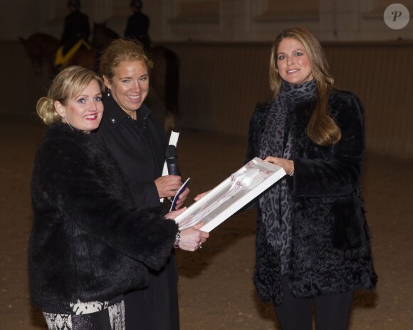 Madeleine de Suède, enceinte de six mois, a remis à Paulinda Friberg une bourse de la Fédération équestre suédoise, aux Ecuries royales à Stockholm le 19 décembre 2013.