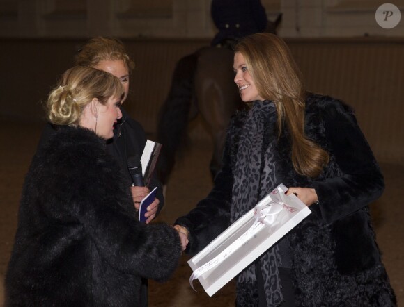 La princesse Madeleine de Suède, enceinte de six mois, a remis à Paulinda Friberg une bourse de la Fédération équestre suédoise, aux Ecuries royales à Stockholm le 19 décembre 2013.