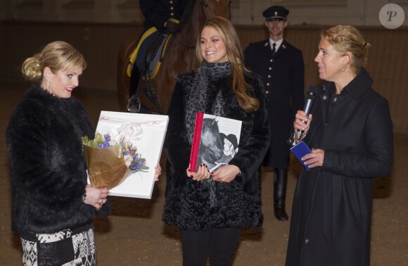La princesse Madeleine, enceinte de six mois, a remis à Paulinda Friberg une bourse de la Fédération équestre suédoise, aux Ecuries royales à Stockholm le 19 décembre 2013.
