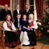 Portrait de Noël : le roi Harald et la reine Sonja avec le prince Haakon et la princesse Mette-Marit et leurs enfants, la princesse Ingrid Isabella (9 ans), le prince Sverre Magnus (8 ans) et Marius Borg, au palais royal à Oslo le 19 décembre 2013.