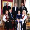 Portrait de Noël de la famille royale de Novège au palais. Le roi Harald et la reine Sonja avec le prince Haakon et la princesse Mette-Marit et leurs enfants, la princesse Ingrid Isabella (9 ans), le prince Sverre Magnus (8 ans) et Marius Borg, au palais royal à Oslo le 19 décembre 2013.