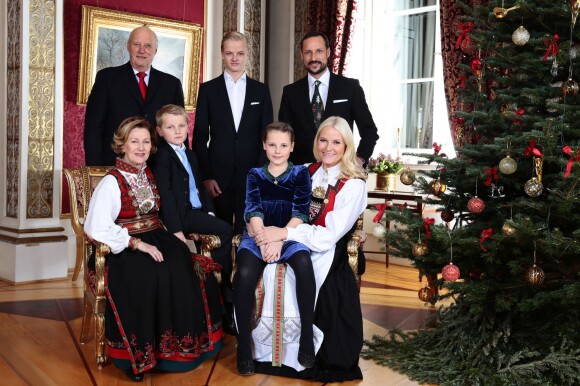 Portrait de Noël de la famille royale de Novège au palais. Le roi Harald et la reine Sonja avec le prince Haakon et la princesse Mette-Marit et leurs enfants, la princesse Ingrid Isabella (9 ans), le prince Sverre Magnus (8 ans) et Marius Borg, au palais royal à Oslo le 19 décembre 2013.