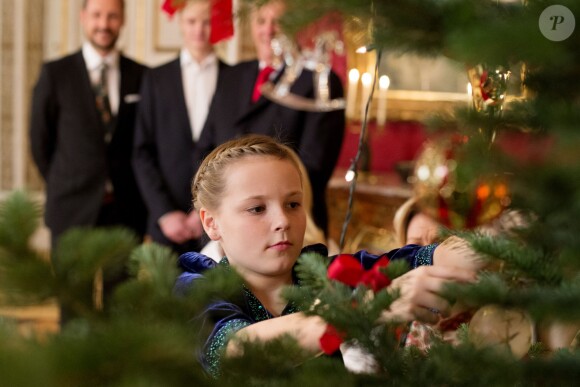 La princesse Ingrid Alexandra de Norvège décore le sapin de Noël du palais sous les yeux de la famille royale, le 19 décembre 2013 à Oslo.