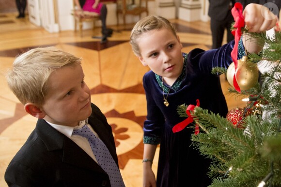 La princesse Ingrid Alexandra et le prince Sverre Magnus de Norvège décorent le sapin de Noël du palais sous les yeux de la famille royale, le 19 décembre 2013 à Oslo.