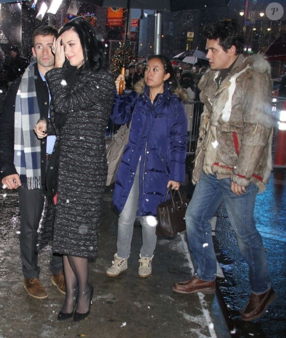 Katy Perry et John Mayer arrivent aux studios de l'émission "Good Morning America", malgré la neige à New York. Le 17 decembre 2013.