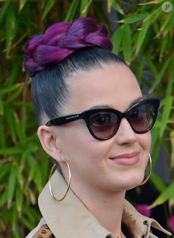 La chanteuse Katy Perry, portant un chignon violet, arrive à un studio à Londres, le 11 décembre 2013.