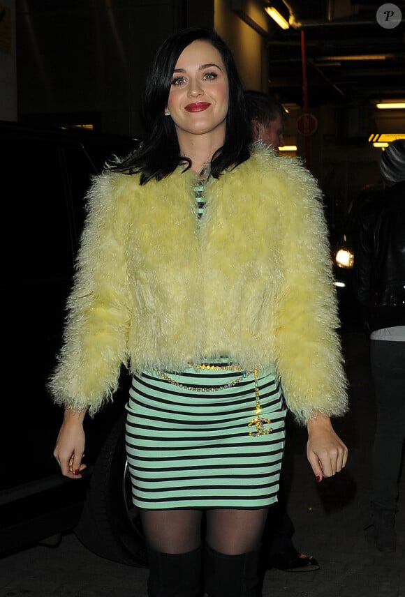 Katy Perry quitte les studios de la radio BBC 1 à Londres. Le 10 décembre 2013.