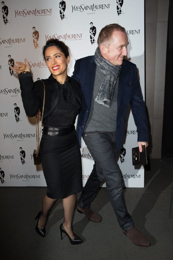 Salma Hayek et son mari Francois-Henri Pinault à la première d'Yves Saint Laurent à Paris, le 19 décembre 2013.