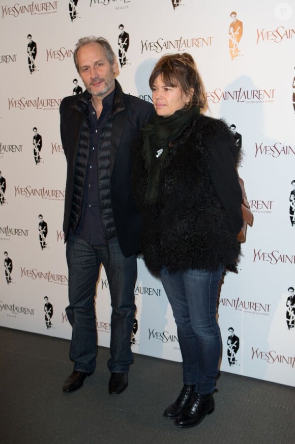 Hippolyte Girardot et sa femme à la première d'Yves Saint Laurent à Paris, le 19 décembre 2013.