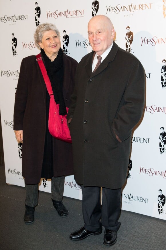 Michel Bouquet et sa femme Juliette Carré à la première d'Yves Saint Laurent à Paris, le 19 décembre 2013.