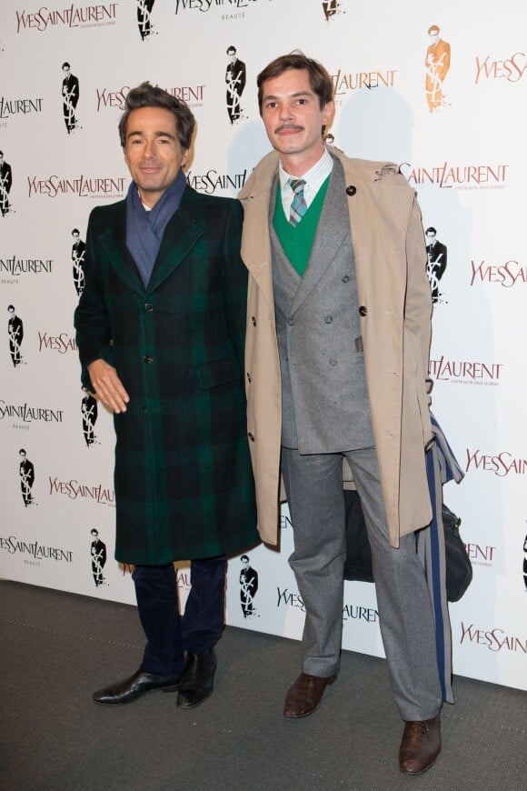 Vincent Darré et son compagnon Elie Top à la première d'Yves Saint Laurent à Paris, le 19 décembre 2013.