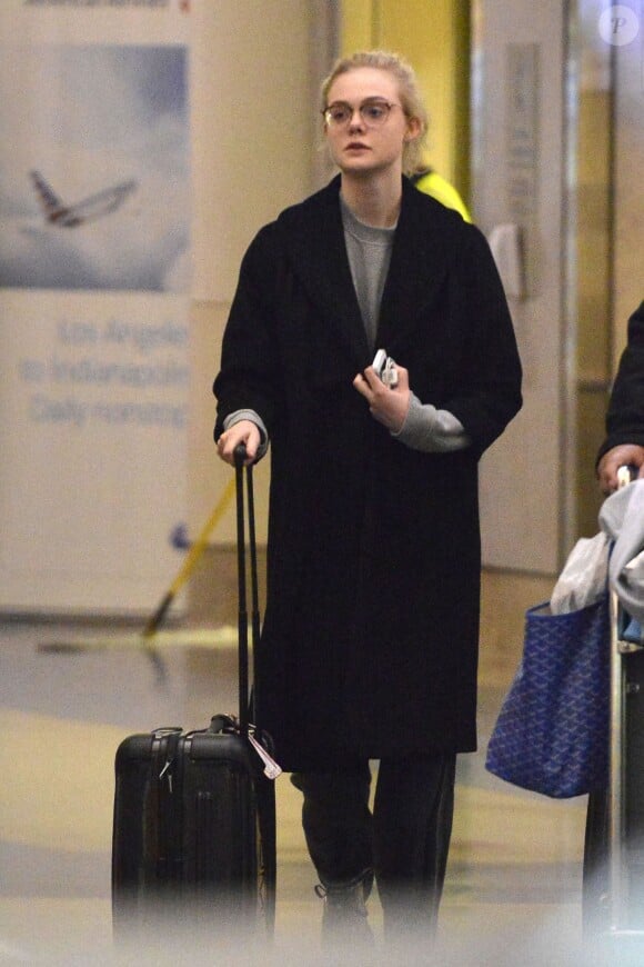 Elle Fanning à l'aéroport de Los Angeles le 19 novembre 2013