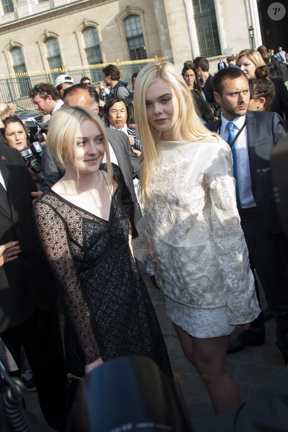 Dakota Fanning et sa soeur Elle Fanning lors du défilé Louis Vuitton à Paris le 2 octobre 2013