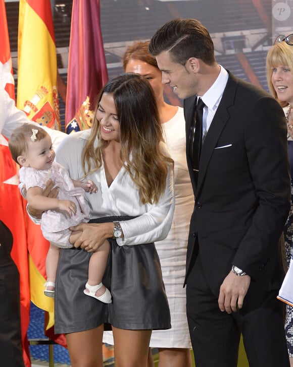 Gareth Bale, son épouse Emma Rhys Jones et leur fille Alba au stade Santiago Bernabeu de Madrid le 2 septembre 2013