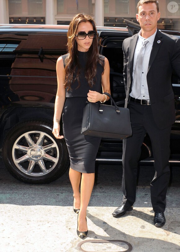 Victoria Beckham, ravissante en robe et sac Victoria Beckham et souliers Giuseppe Zanotti, fait du shopping dans le quartier de Soho. New York, le 12 septembre 2013.