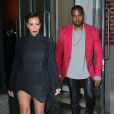 Kim Kardashian, ultrasexy en robe Gareth Pugh et chaussures Gianvito Rossi, et Kanye West très classe dans son blazer Comme des Garçons Homme Plus, se rendent au Madison Square Garden. New York, le 23 novembre 2013.