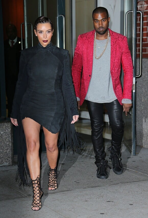 Kim Kardashian, ultrasexy en robe Gareth Pugh et chaussures Gianvito Rossi, et Kanye West très classe dans son blazer Comme des Garçons Homme Plus, se rendent au Madison Square Garden. New York, le 23 novembre 2013.