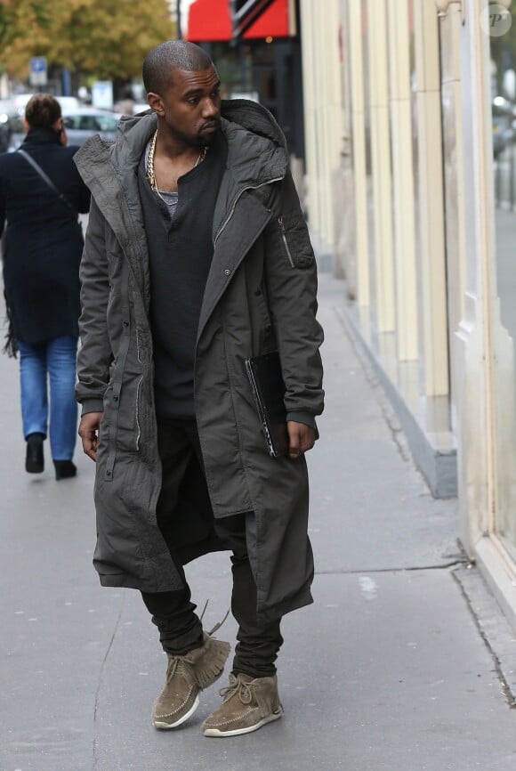 Kanye West à Paris, porte une parka Rick Owens DRKSHDW, un top RRL (par Ralph Lauren), un pantalon et des chaussures Visvim. Le 18 septembre 2013.