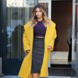 Kim Kardashian sort de l'appartement de son fiancé Kanye West à New York, habillée d'un manteau Max Mara, d'un top violet Marni, d'une jupe moulante Lanvin et de sandales Tom Ford. Le 20 novembre 2013.