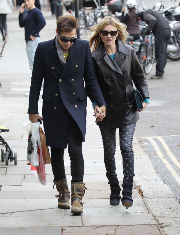 Jamie Hince et Kate Moss, stylée dans un jean étoilé Current/Elliott et des bottines Isabel Marant, font du shopping à Londres. Le 12 octobre 2013.