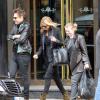Jamie Hince et Kate Moss, toujours ultrachic avec un sac Hermès au bras et des bottines Azzedine Alaïa, quittent le restaurant Wolseley à Londres. Le 16 mai 2013.