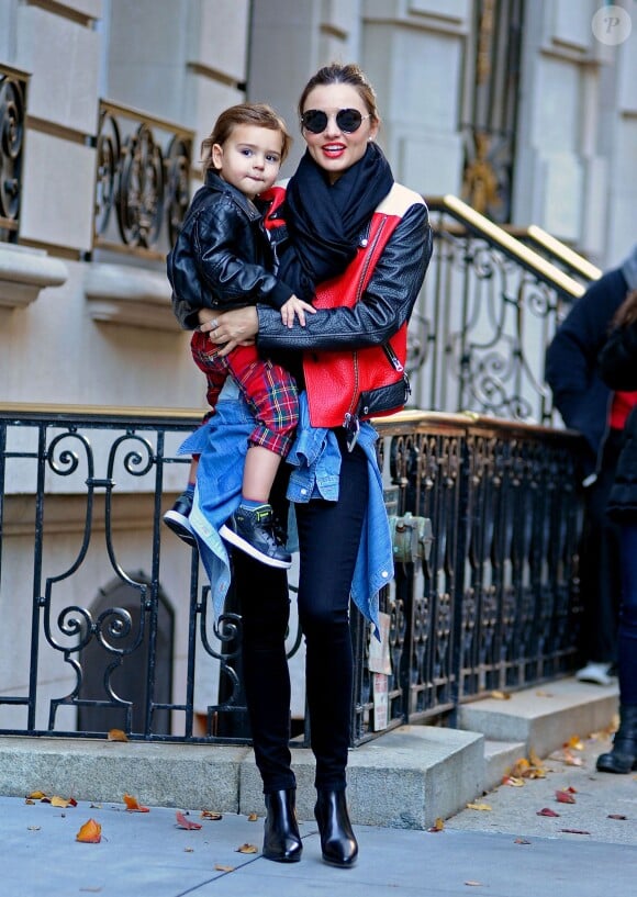Miranda Kerr, sublime dans son perfecto Acne, quitte son domicile avec son fils Flynn. New York, le 16 novembre 2013.